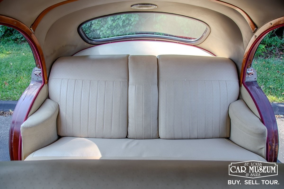 Chrysler-Town-Country-1947-Sedan-11