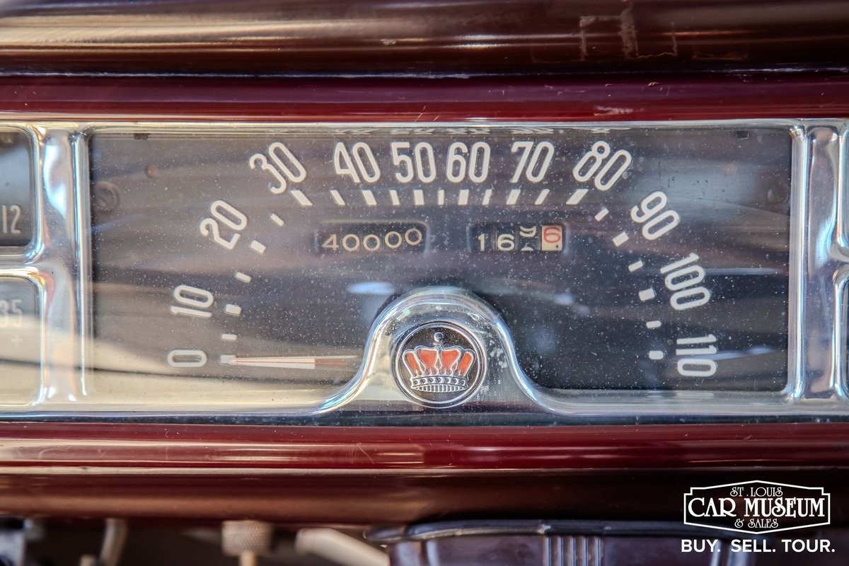 Chrysler-Town-Country-1947-Sedan-28