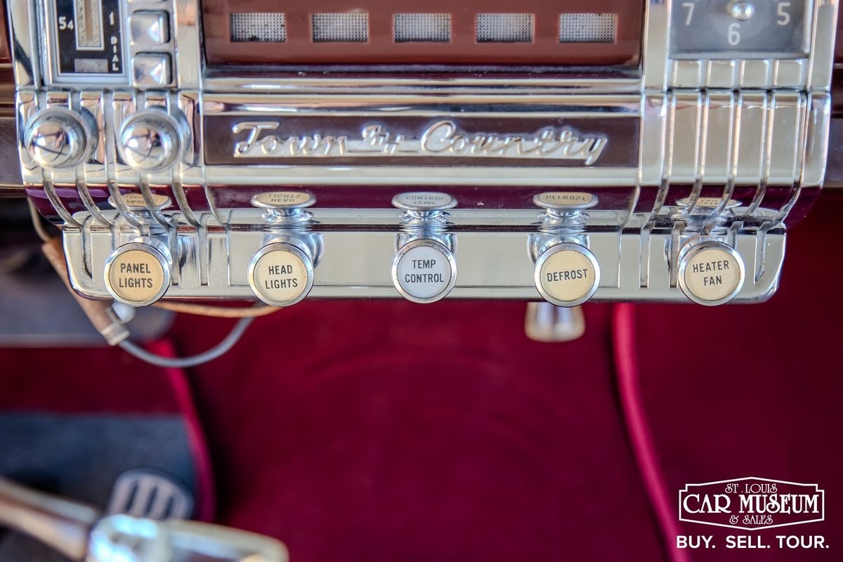 Chrysler-Town-Country-1947-Sedan-35