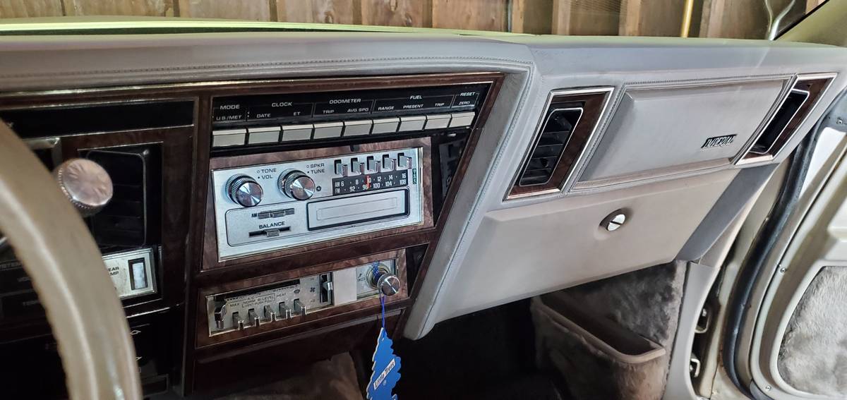 Chrysler-imperial-1981-silver-10