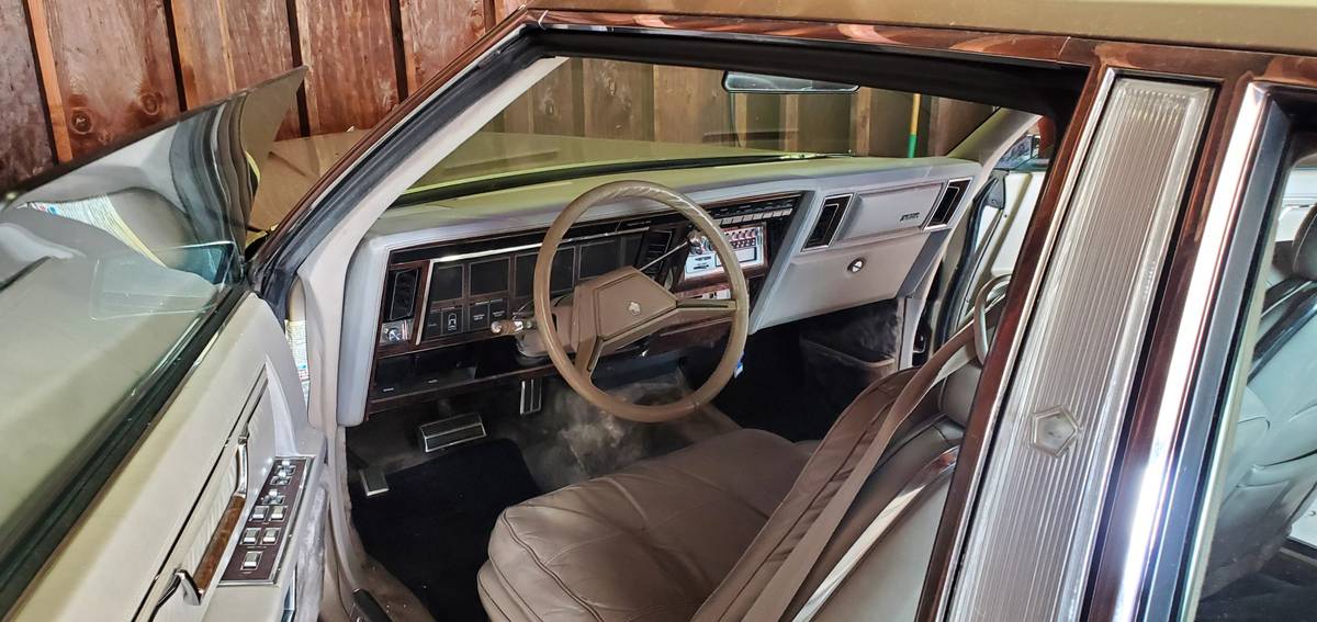 Chrysler-imperial-1981-silver-7