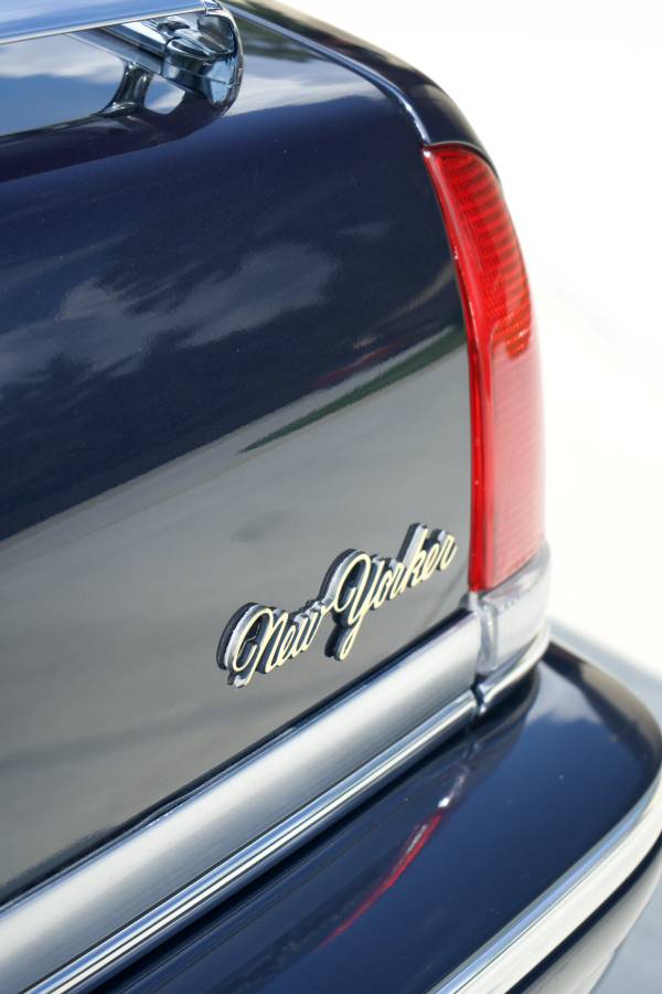 Chrysler-new-yorker-fifth-avenue-1993-blue-11