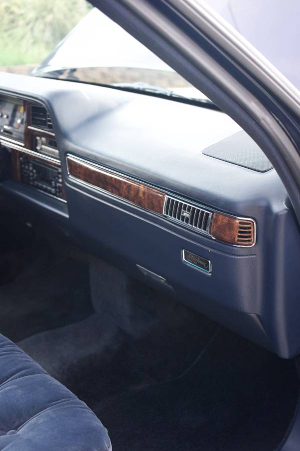 Chrysler-new-yorker-fifth-avenue-1993-blue-18