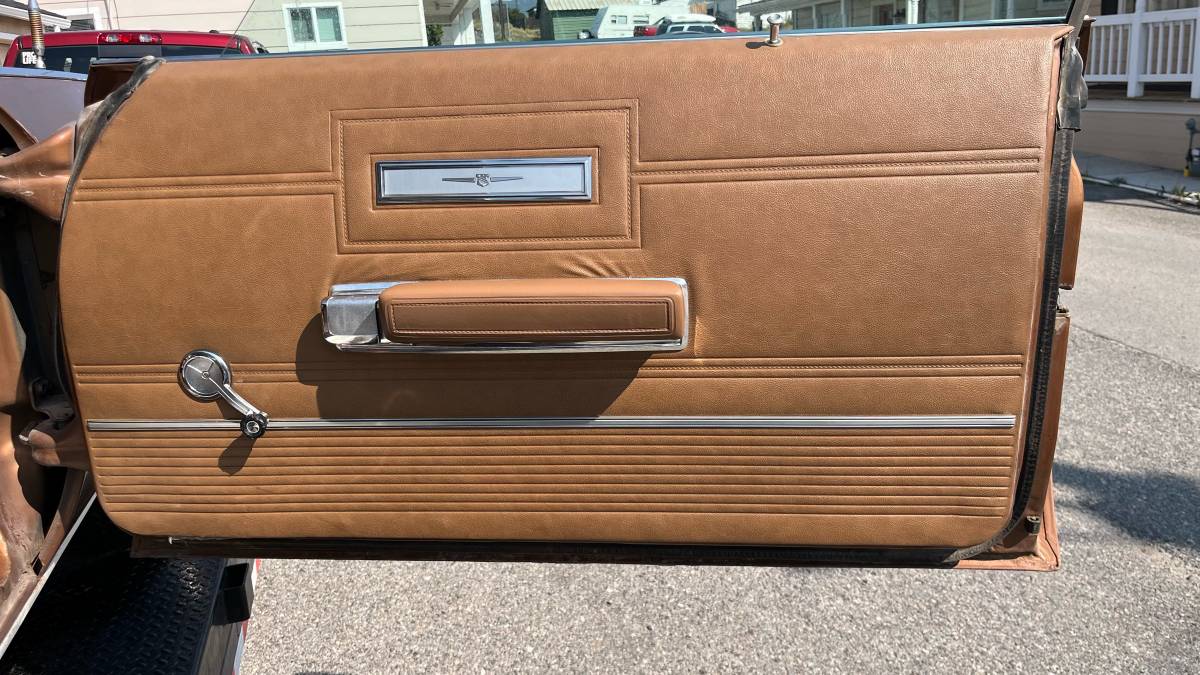 Chrysler-newport-1970-brown-10