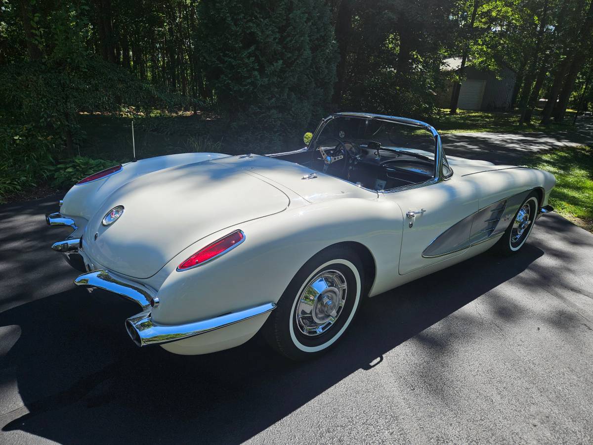 Corvette-fuellie-1960-white-17