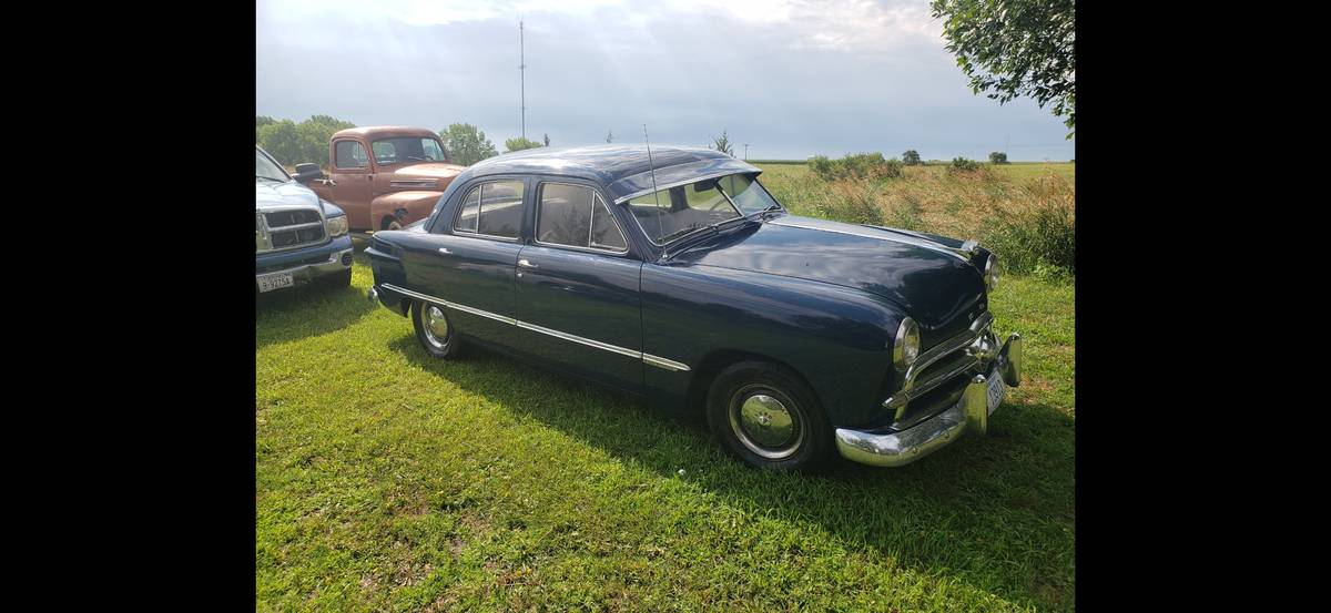 Custom-fordor-sedan-shoebox-1949-blue-1