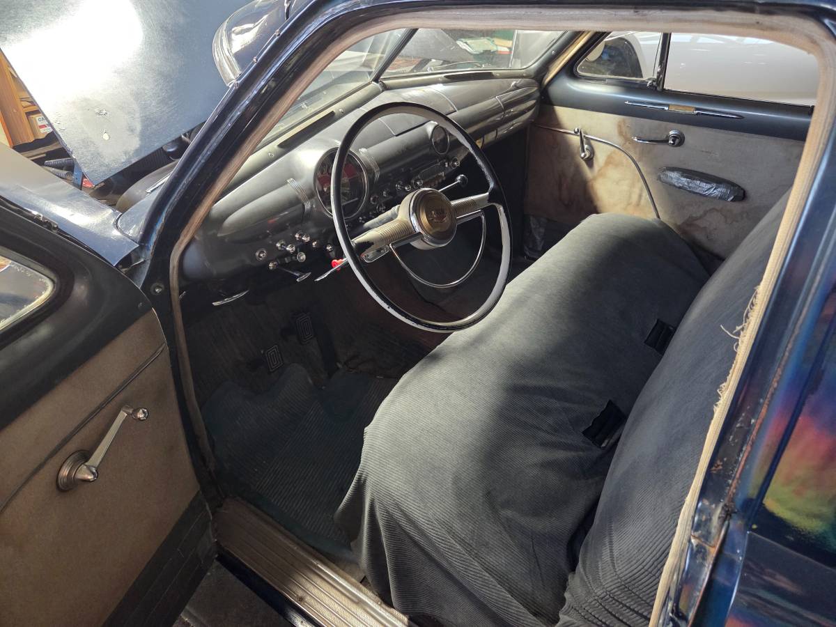 Custom-fordor-sedan-shoebox-1949-blue-10