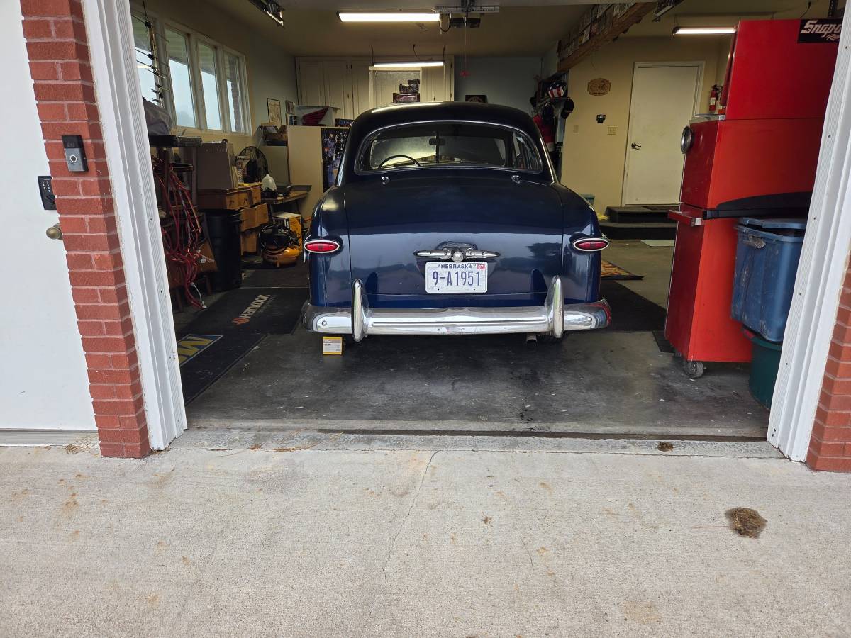 Custom-fordor-sedan-shoebox-1949-blue-12
