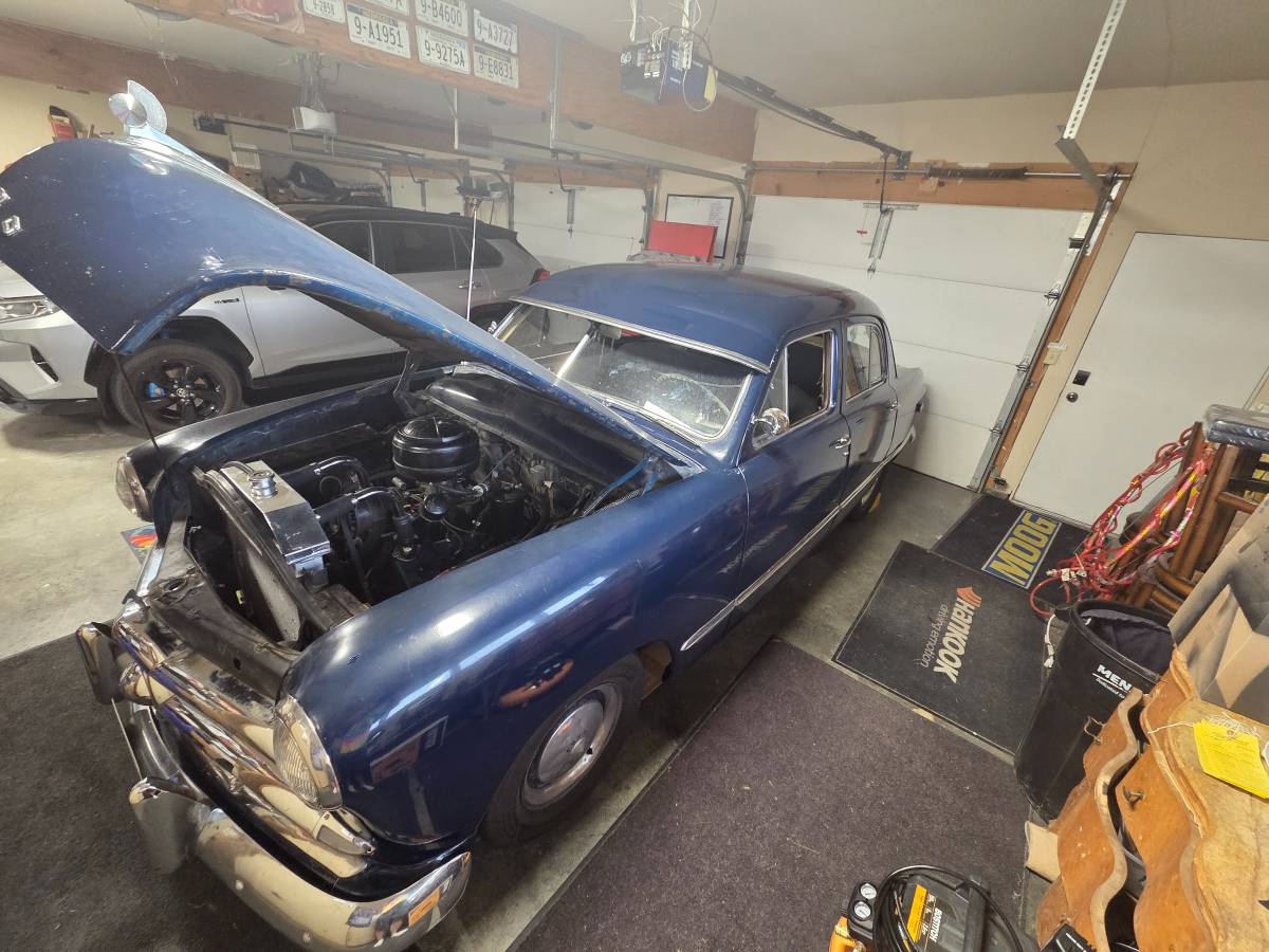 Custom-fordor-sedan-shoebox-1949-blue-2