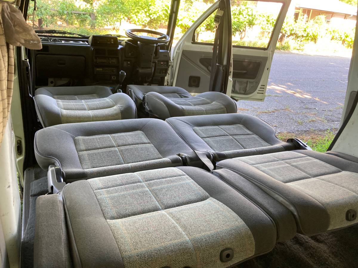 Daihatsu-1990-white-19