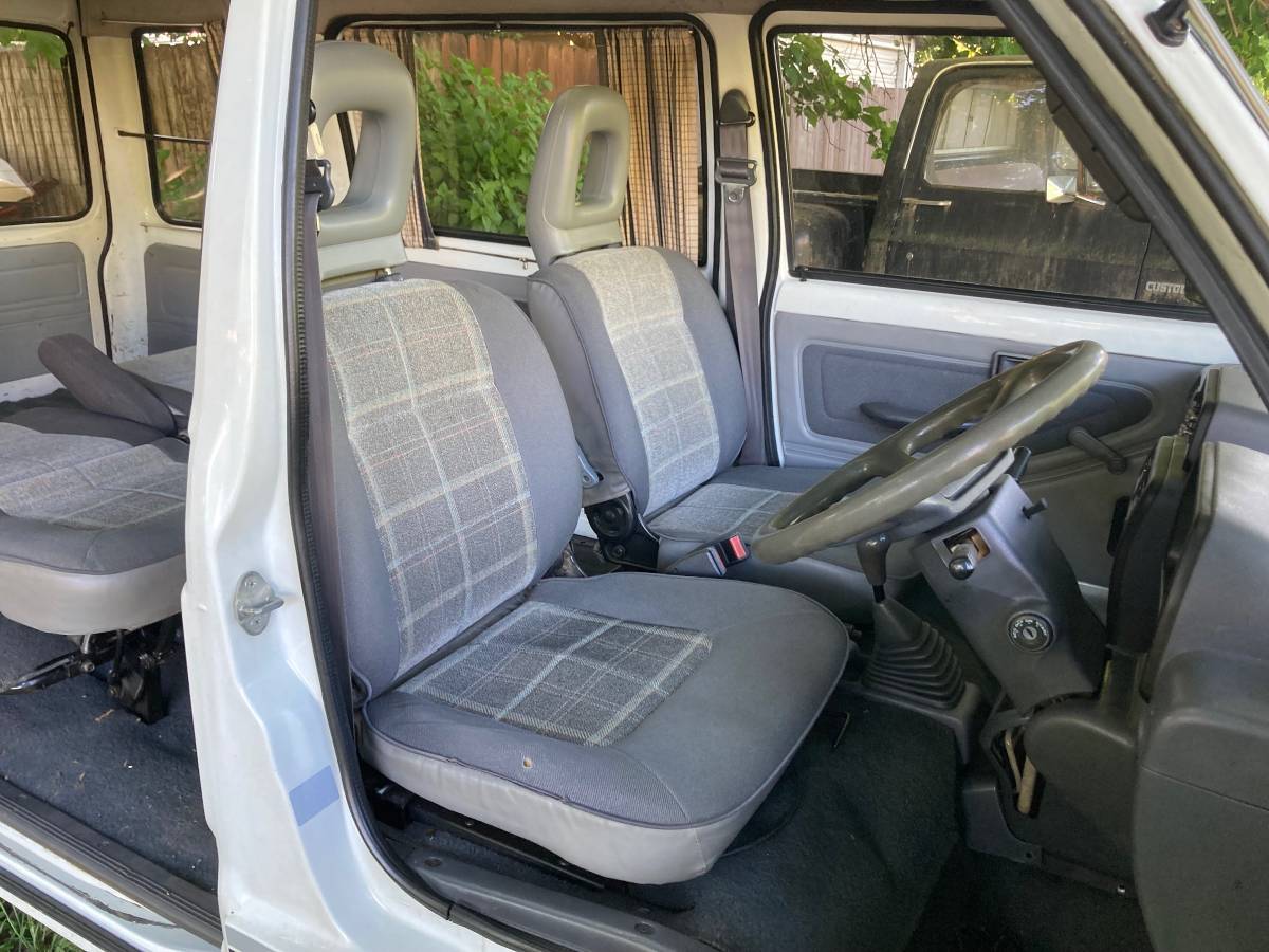 Daihatsu-1990-white-8
