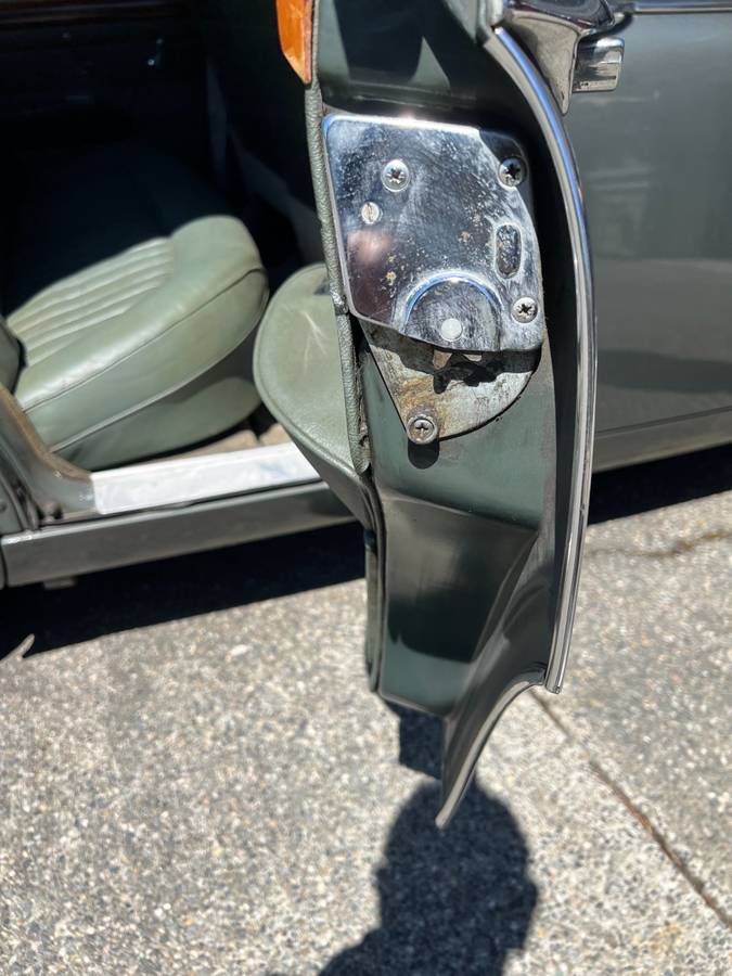 Daimler-2.5-v-8-1965-silver-10