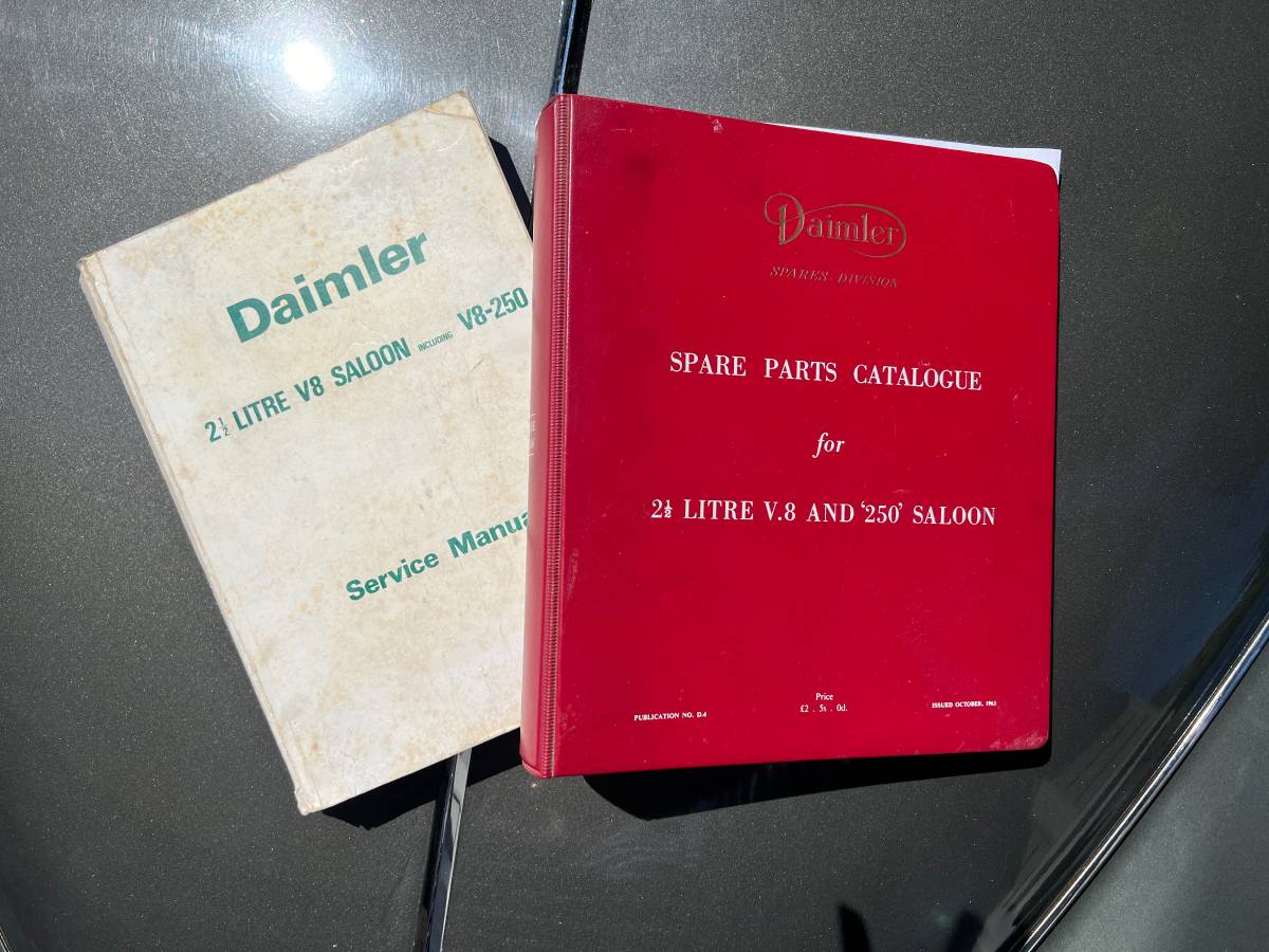 Daimler-2.5-v-8-1965-silver-9