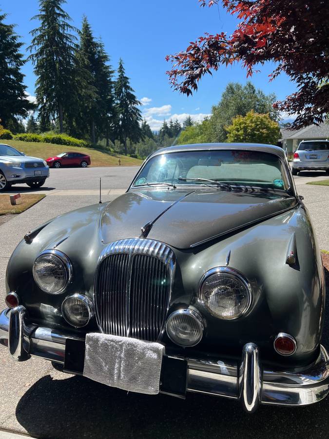 Daimler-2.5-v-8-1965-silver
