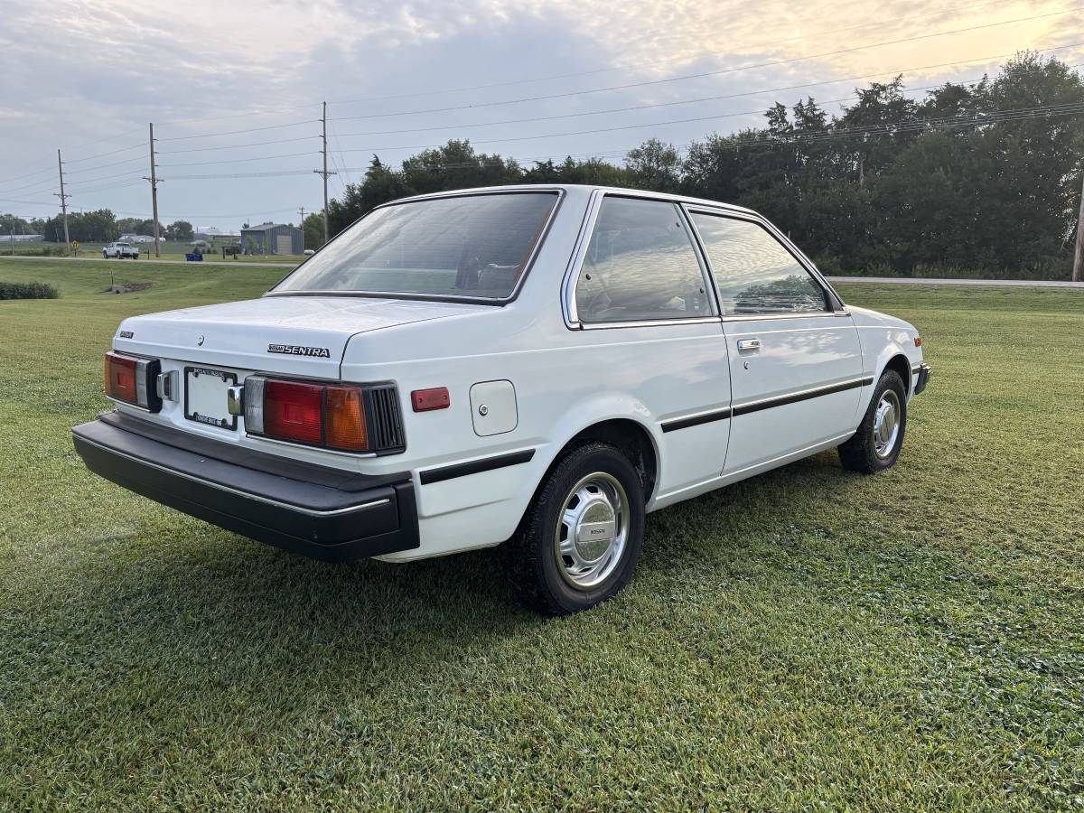 Datson-nissan-sentra-2-door-sedan-50th-annive-1984-2