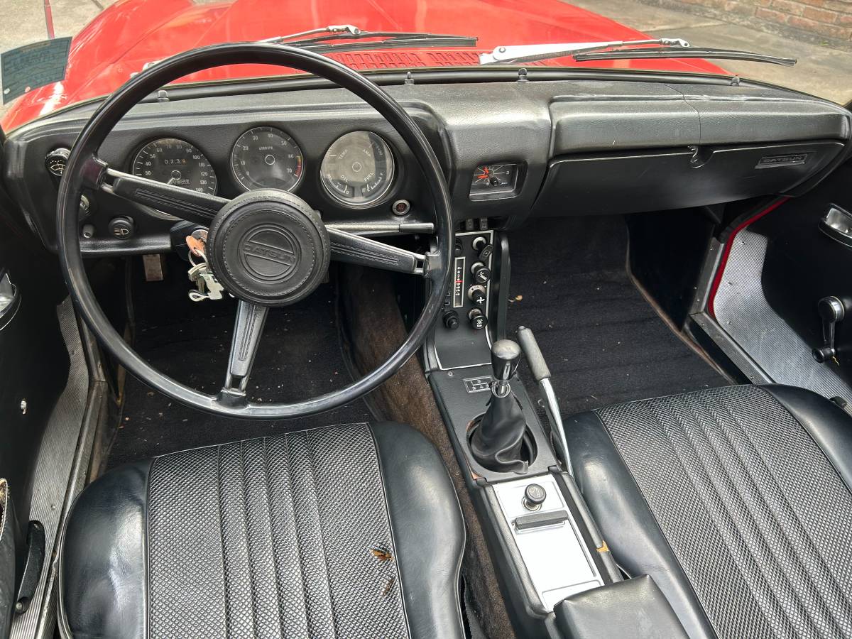 Datsun-1600-1970-red-11