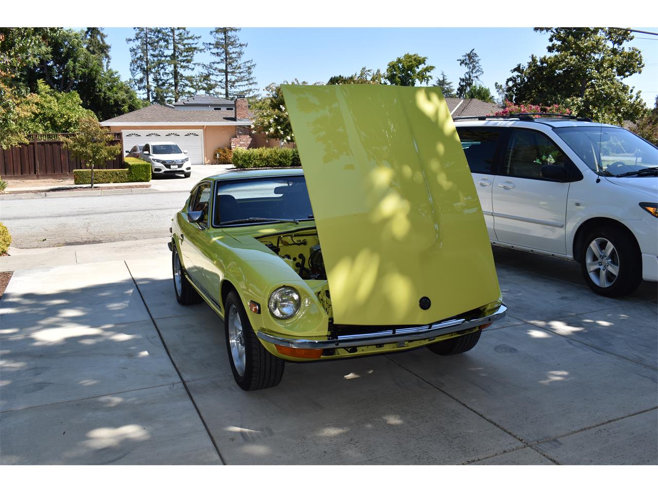 Datsun-240z-1973-lime-black-10