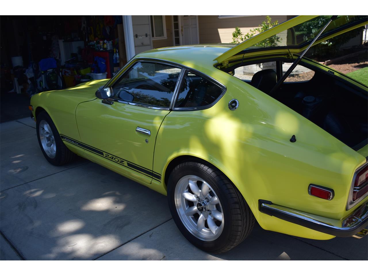 Datsun-240z-1973-lime-black-14