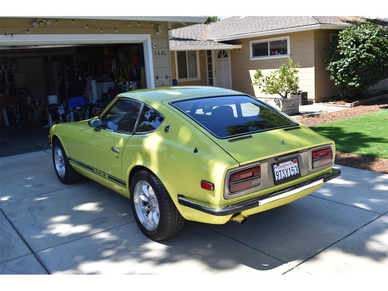 Datsun-240z-1973-lime-black-18