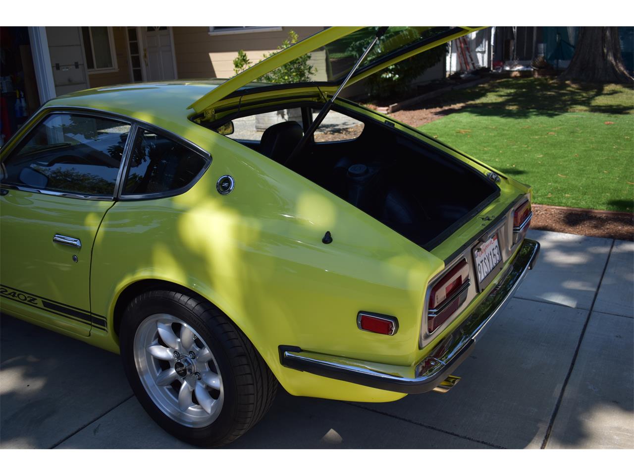Datsun-240z-1973-lime-black-2