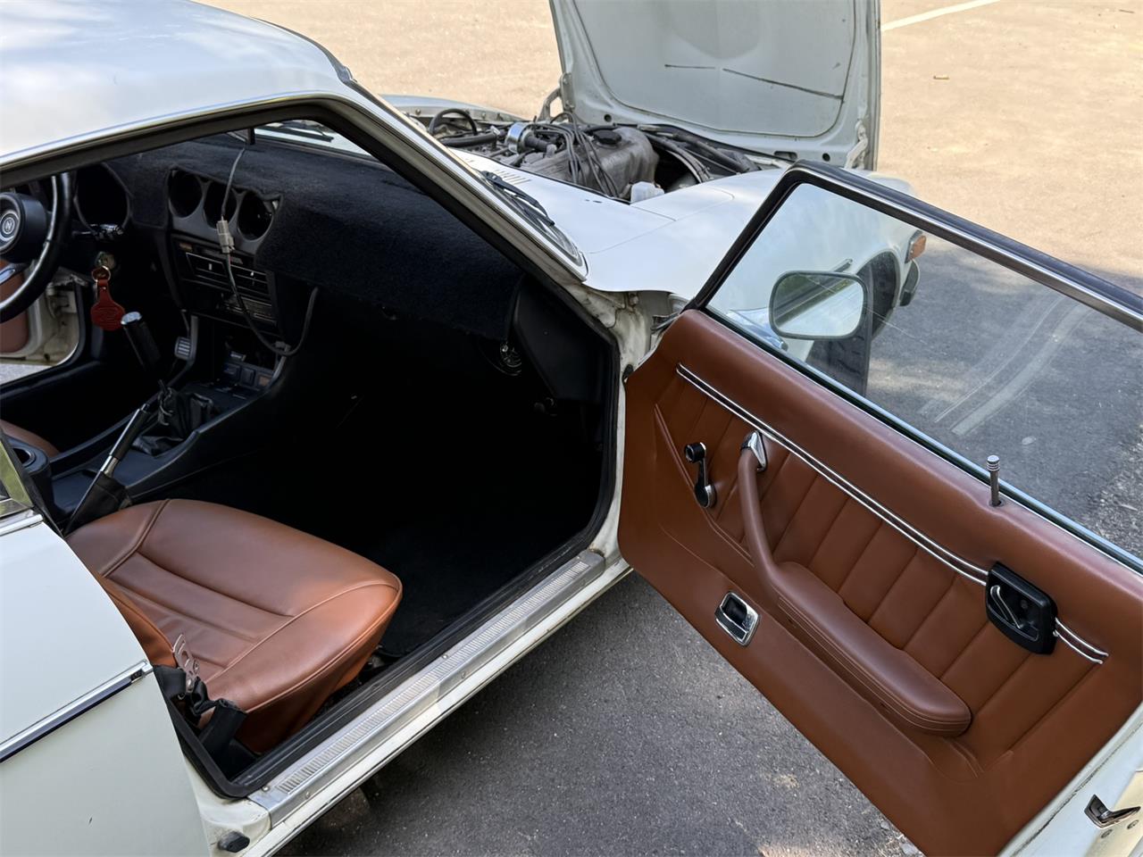 Datsun-280z-1977-White-Brown-black-11
