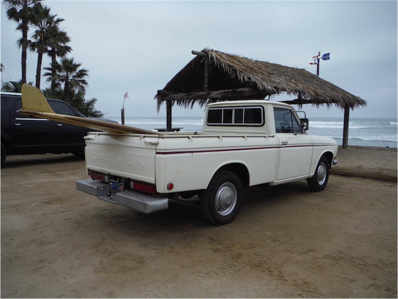 Datsun-521-1969-White-Black-2