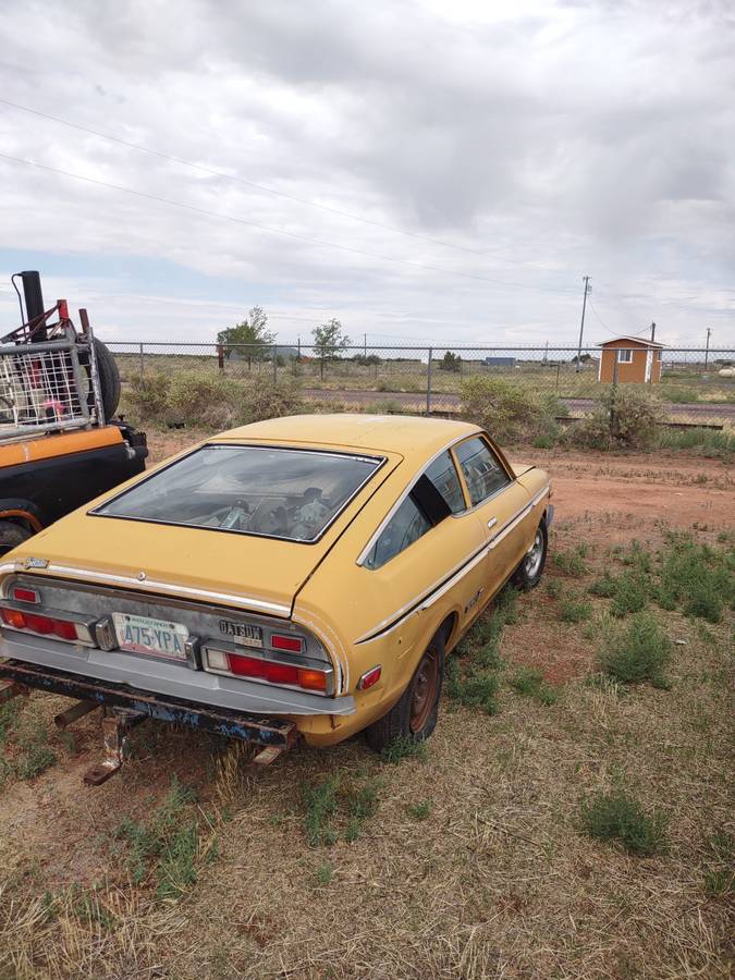 Datsun-b-210-1977-yellow