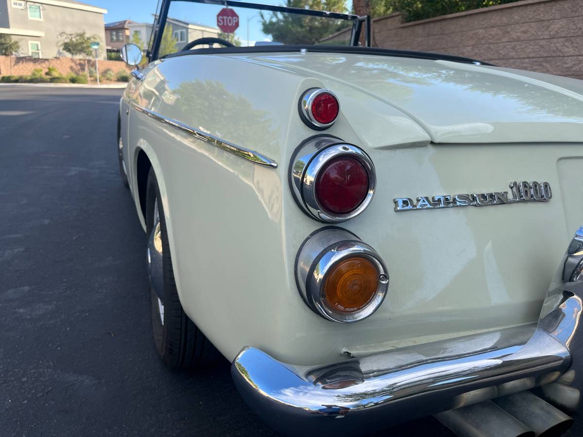 Datsun-fairlady-roadster-1966-white-10