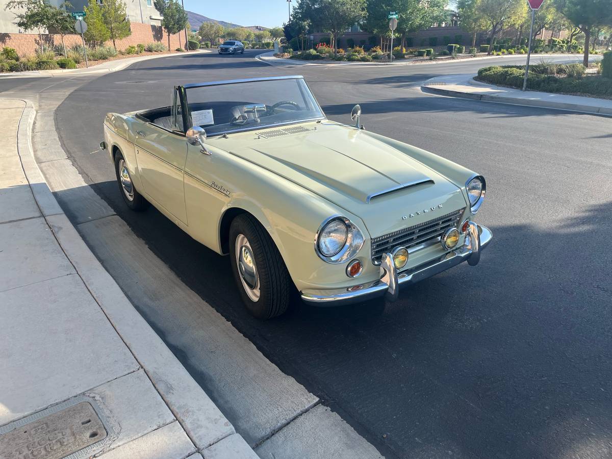 Datsun-fairlady-roadster-1966-white-4