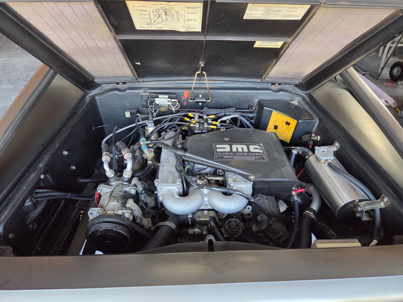DeLorean-DMC12-1981-Coupe-21