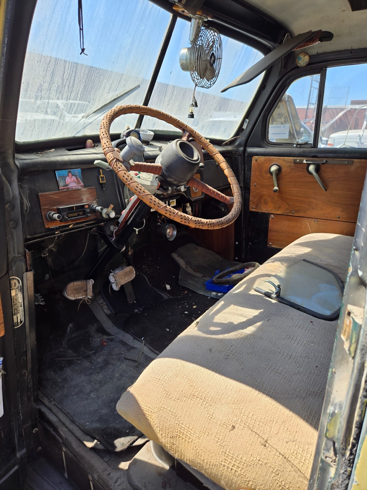Dodge-12-ton-truck-5-window-pilot-house-1952-Standard-Cab-Pickup-10