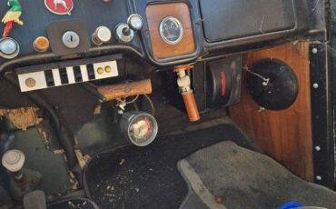 Dodge-12-ton-truck-5-window-pilot-house-1952-Standard-Cab-Pickup-11