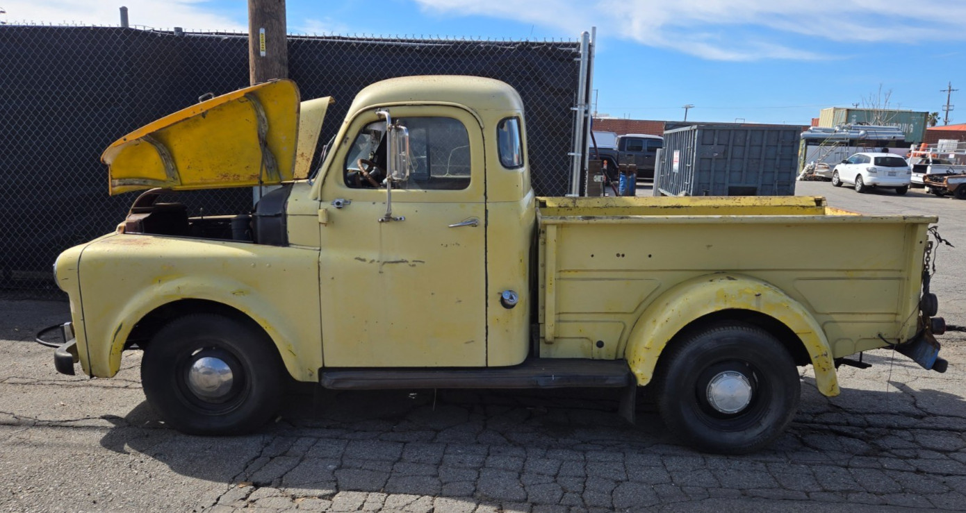 Dodge-12-ton-truck-5-window-pilot-house-1952-Standard-Cab-Pickup-4