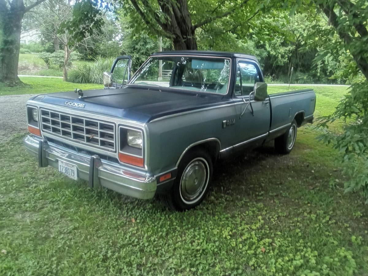 Dodge-1500-1985-3