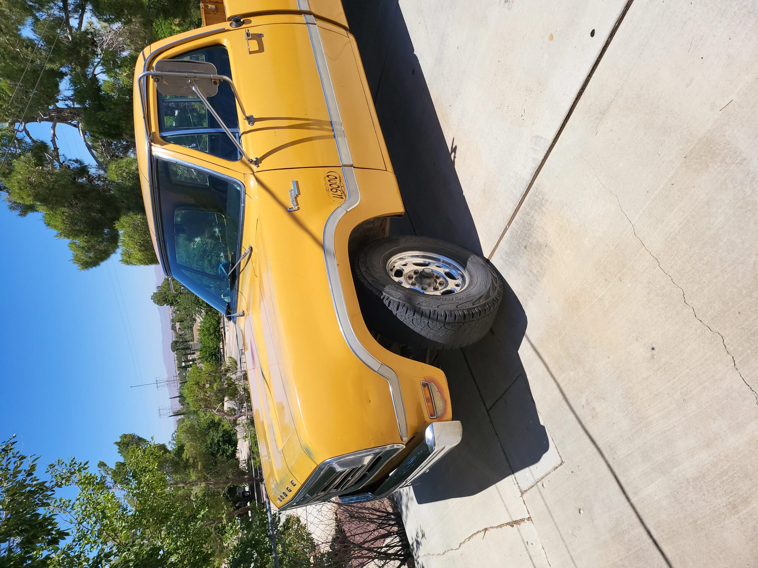 Dodge-B200-1973-Gold-Gold-11
