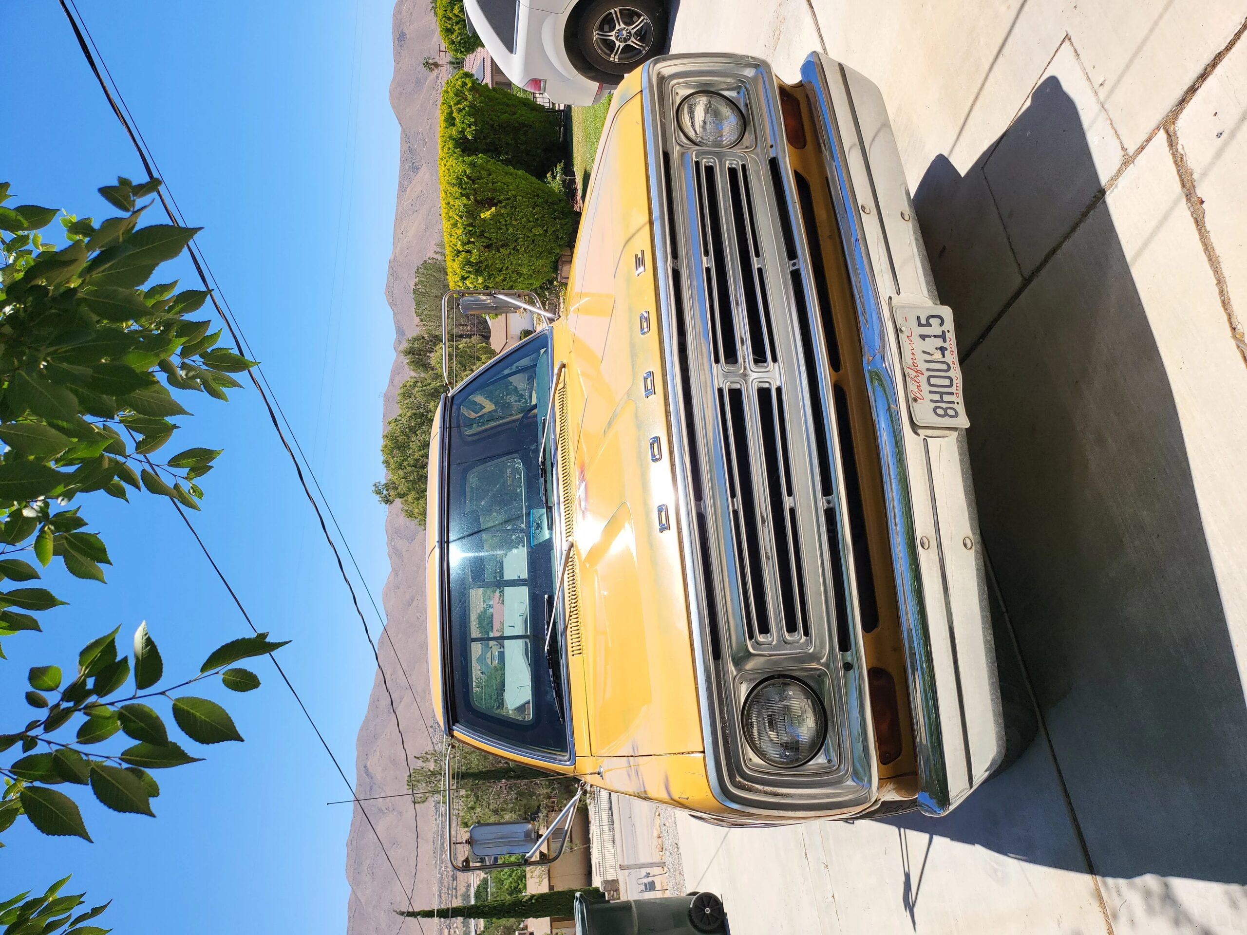 Dodge-B200-1973-Gold-Gold-4