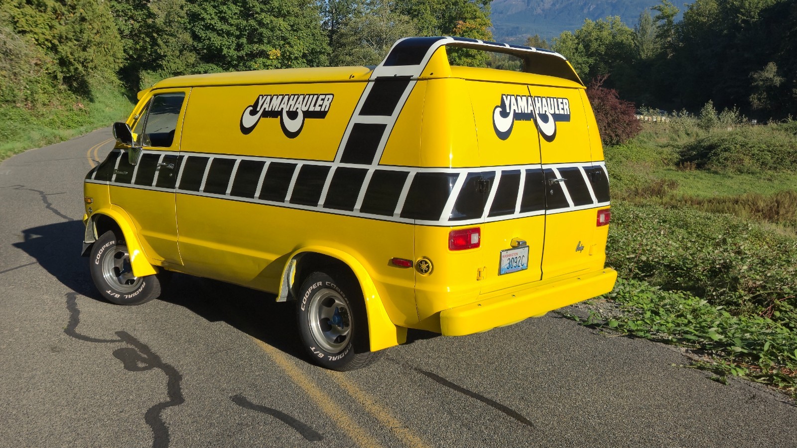 Dodge-B200-Van-1977-Standard-Passenger-Van-2