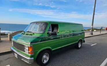Dodge-B250-passenger-1987-Green-Gray-4