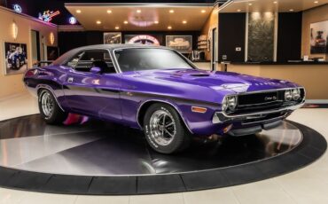 Dodge-Challenger-1970-Purple-10