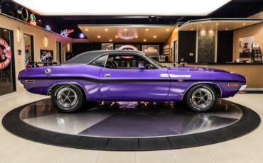 Dodge-Challenger-1970-Purple-11