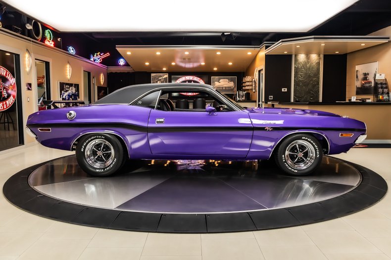 Dodge-Challenger-1970-Purple-11