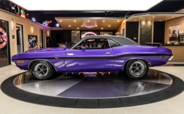 Dodge-Challenger-1970-Purple-14