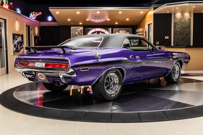 Dodge-Challenger-1970-Purple-2