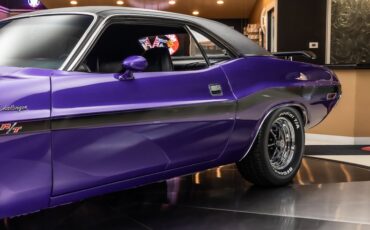 Dodge-Challenger-1970-Purple-25