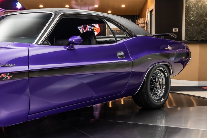 Dodge-Challenger-1970-Purple-25