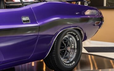 Dodge-Challenger-1970-Purple-26