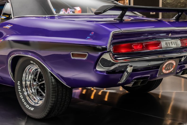 Dodge-Challenger-1970-Purple-29