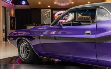 Dodge-Challenger-1970-Purple-30