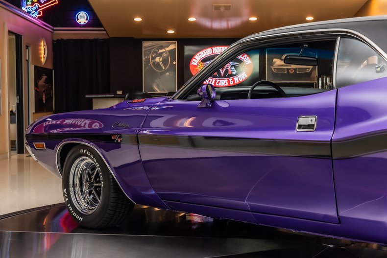 Dodge-Challenger-1970-Purple-30