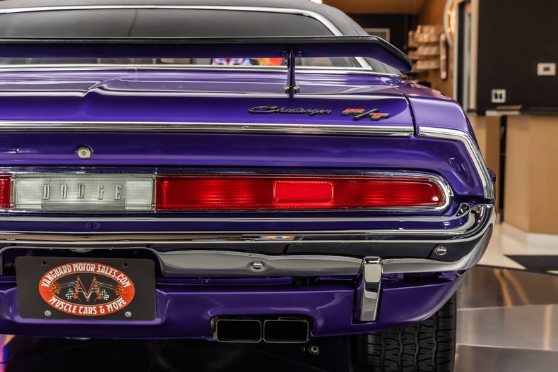 Dodge-Challenger-1970-Purple-36